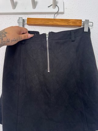 Falda negra con cordones