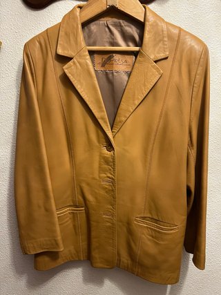 Chaqueta de piel marrón DPRISA