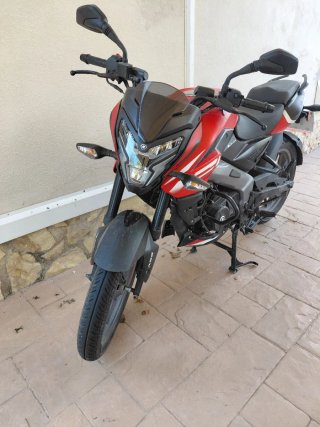 Moto Bajaj Pulsar 125 Naked Roja y Negra