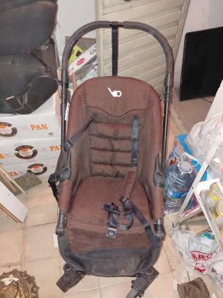Carrito de bebé marrón