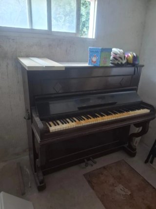 Se regala. Piano Vertical Clásico Pizza Sevilla
