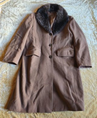 Abrigo Marrón con Cuello de Pelo