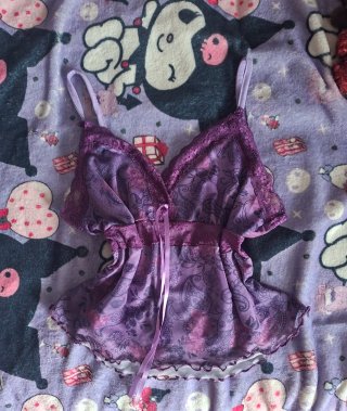 Top morado con encaje