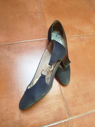 Zapatos azul oscuro de tacón