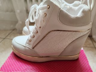 Zapatos de cuña blancos y dorados