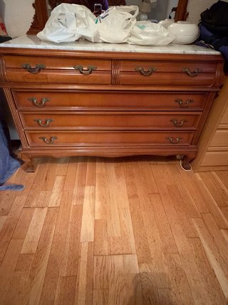Cajonera de madera con encimera de mármol