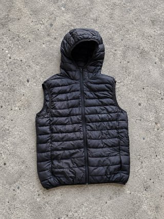 Gilet imbottito nero con cappuccio