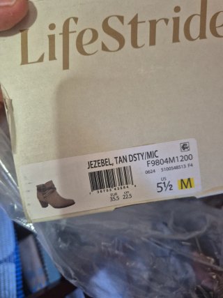 Botines beige y marrón con hebillas