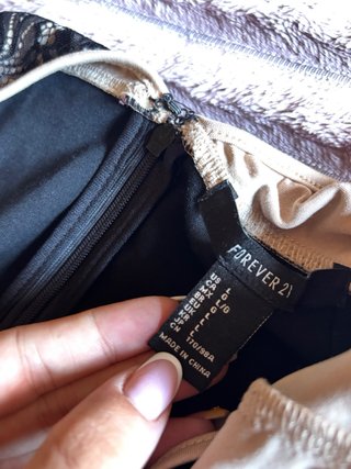 Vestido corto negro con detalle de encaje