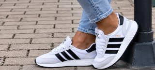 Zapatillas estilo Adidas Iniki Blancas y Negras
