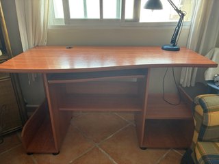 Escritorio de “madera” marrón