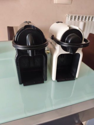 Macchina Caffè Nespresso Nera e Bianca