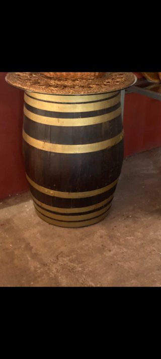 Barril de madera decorativo