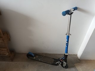 Patinete infantil azul y negro con casco y protec.