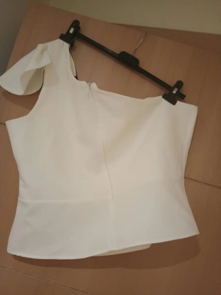 Blusa blanca asimétrica