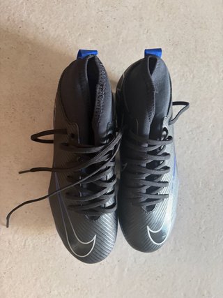Botas de fútbol Nike Mercurial negras y azules.