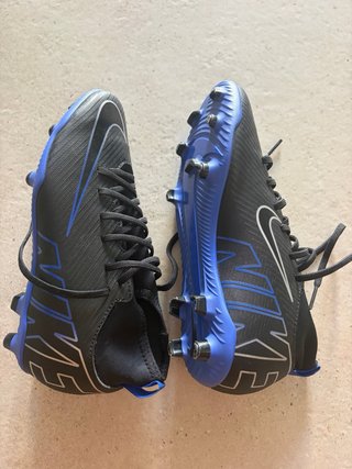 Botas de fútbol Nike Mercurial negras y azules.