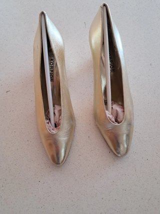 Zapatos de fiesta Korpios dorados tacón 6 cm