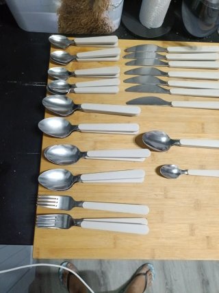 Set de cubiertos de metal y plástico