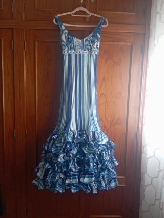 Vestido de flamenca azul y blanco