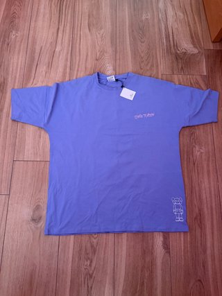 Camiseta oversize morada KAWS