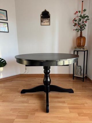 Mesa de comedor redonda negra extensible de madera