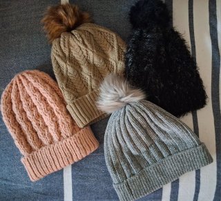 Lote 4 Gorros de Invierno con Pompón