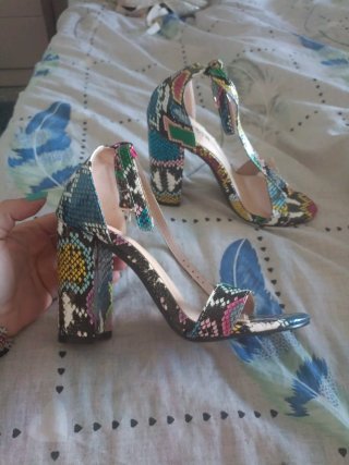Sandalias tacón estampado serpiente talla 38