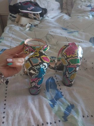 Sandalias tacón estampado serpiente talla 38
