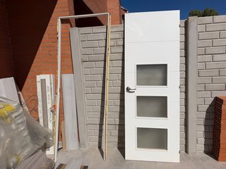 Puerta blanca con 3 cristales