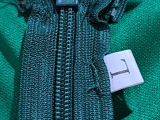 Vestido de fiesta verde con volantes