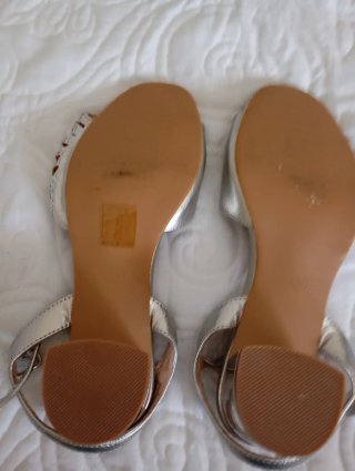 Sandalias doradas y plateadas