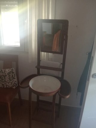 Palanganero antiguo de madera con espejo
