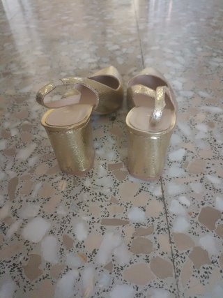 Zapatos de tacón dorados talla 38