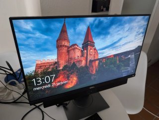 Monitor Dell P2418D 24 QHD + Barra Sonido AE515