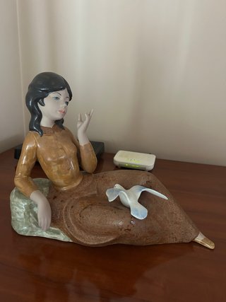 Figura decorativa mujer con pájaro