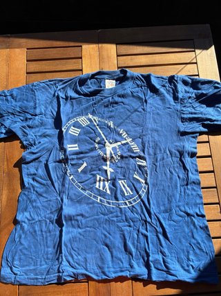 Camiseta Azul Vintage con Estampado de Reloj