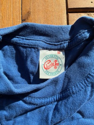 Camiseta Azul Vintage con Estampado de Reloj