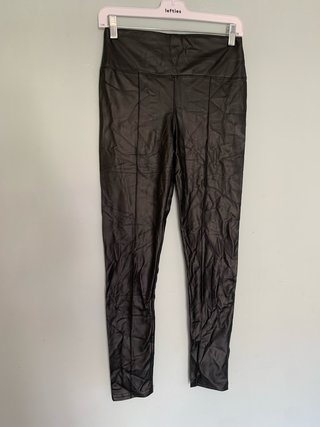 Pantalones efecto piel