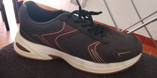 Zapatillas deportivas grises y marrones