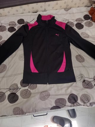 Chaqueta deportiva Puma negra y rosa