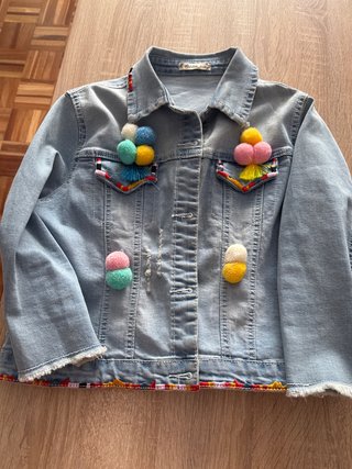 Chaqueta vaquera con pompones