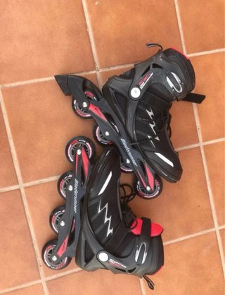 Patines en línea negros y rojos