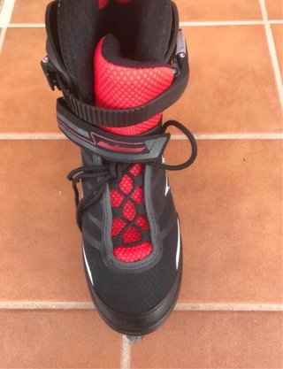 Patines en línea negros y rojos