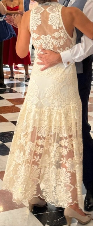 Vestido largo de guipur color beige