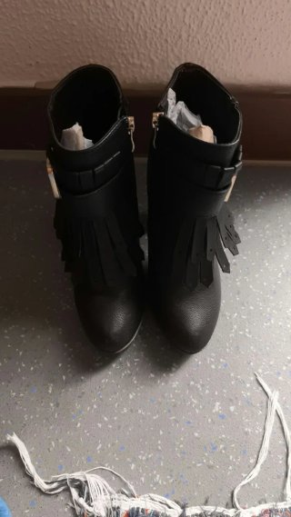 Botines negros con suela de goma gruesa