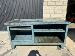 Banco de trabajo metálico azul
