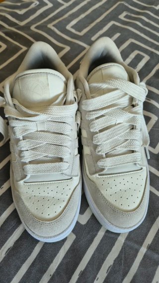 Tenis Adidas Beige y Blanco