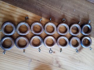 Set di 14 piccole anelle in legno per tende