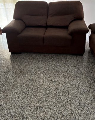 Sofá marrón de tela